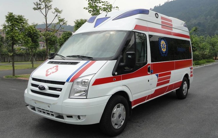 福特V348長軸高頂重癥監(jiān)護(hù)型救護(hù)車